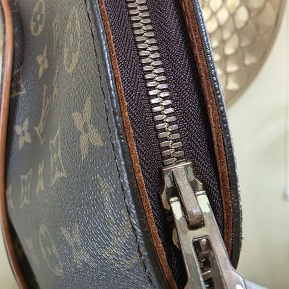 Louis Vuitton Brown Monogram Shoulder Bag with Classic Design - Picture 4 of 12